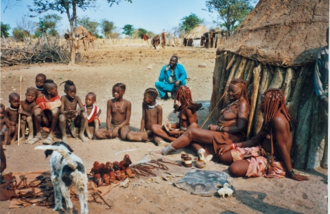 Himba in ihrem Dorf